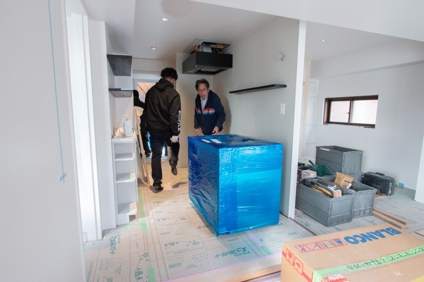 『フラットレンジフード』もすでに取り付け済み。いよいよキッチン本体設置です。