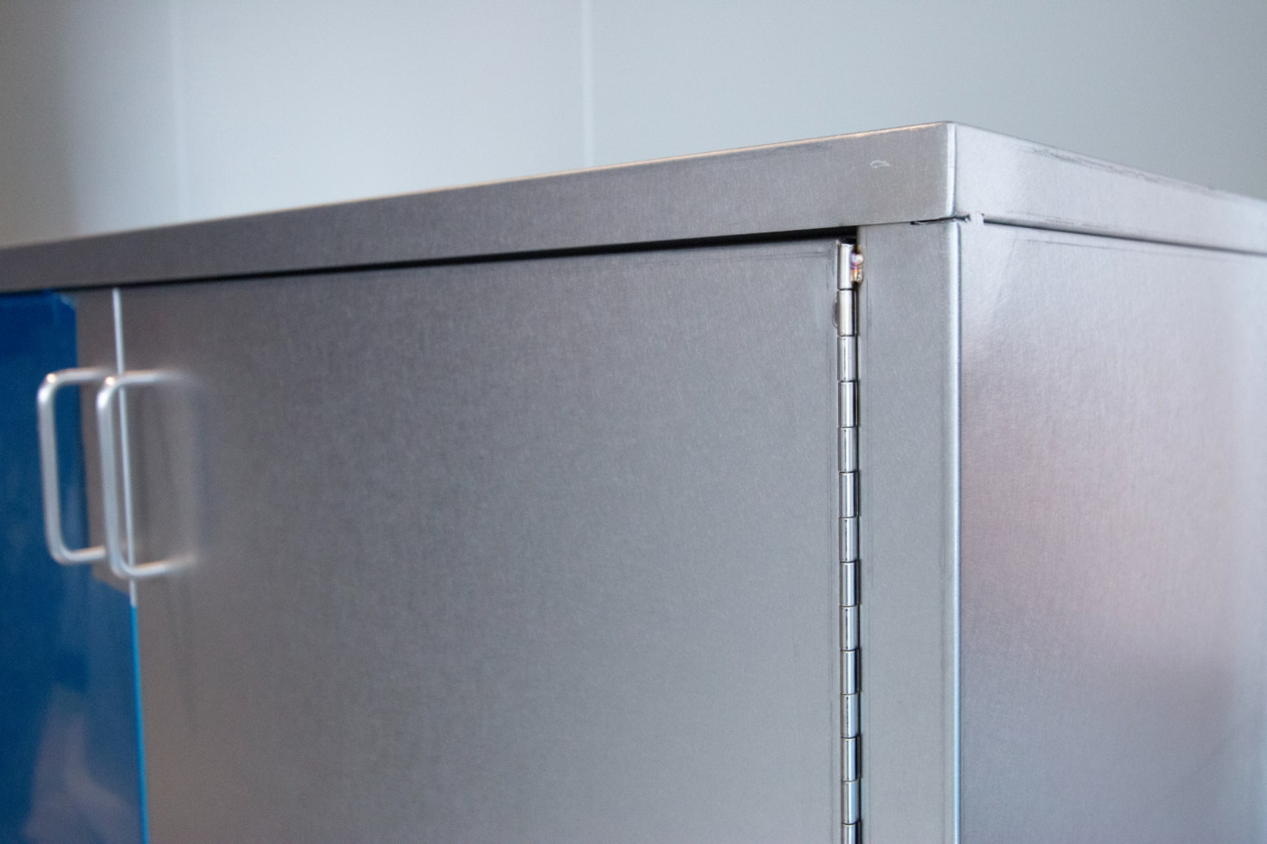 開発者・山下こだわりの平蝶番。工業製品好きは萌えそうなディテール。