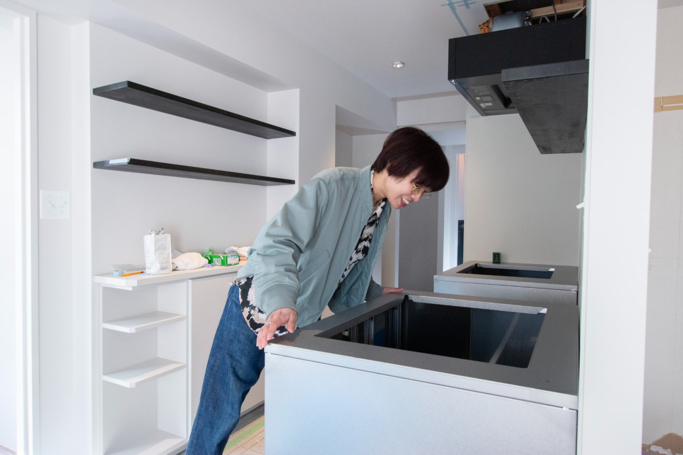 キャビネットを見てニヤつく山下。ここに『マットカラーのキッチン天板』と『クォーツシンク』が合体します。