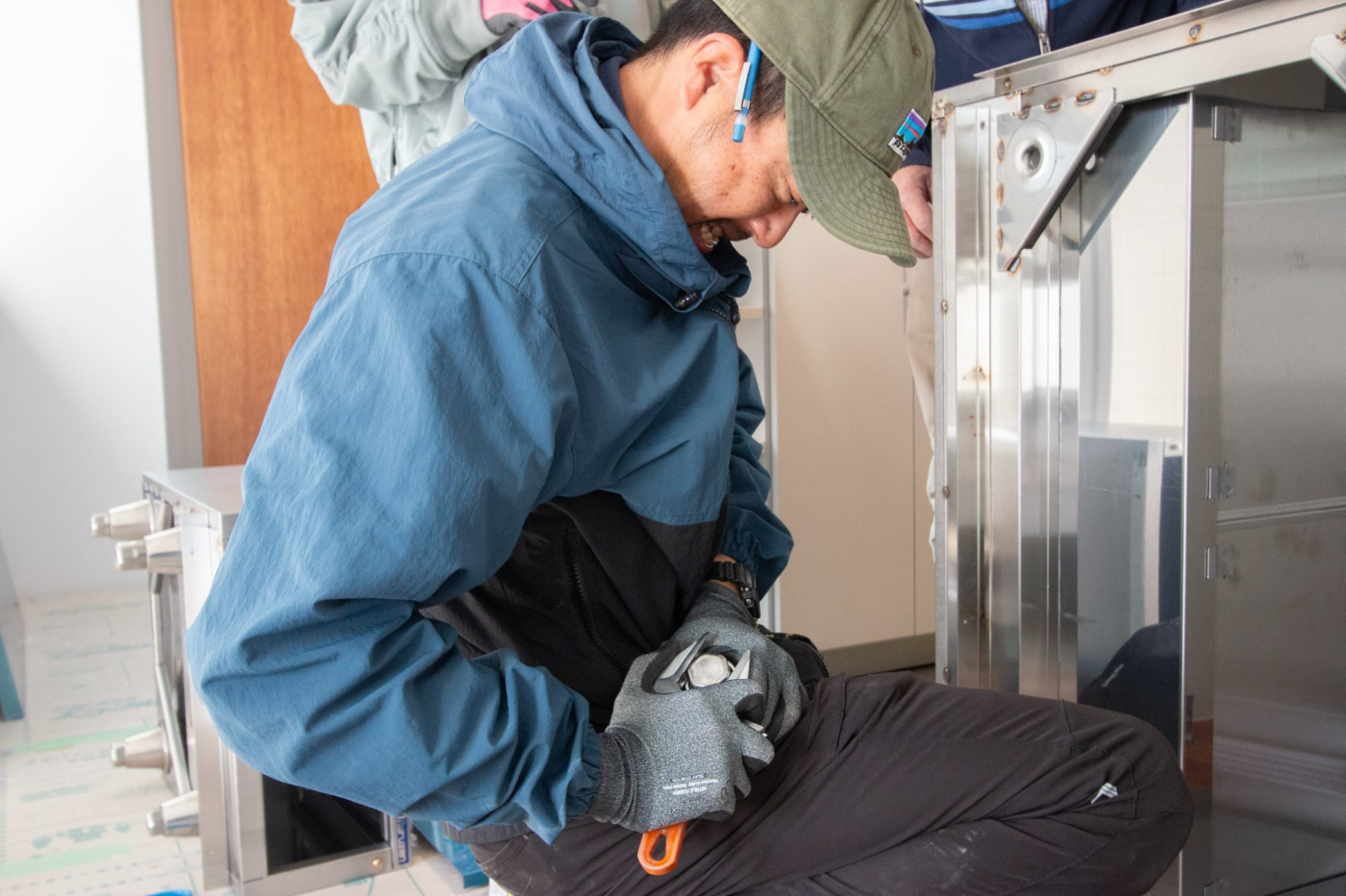 「パワーーーーー！」と叫びながら力一杯アジャスターを回そうとするも、微動だにせず。