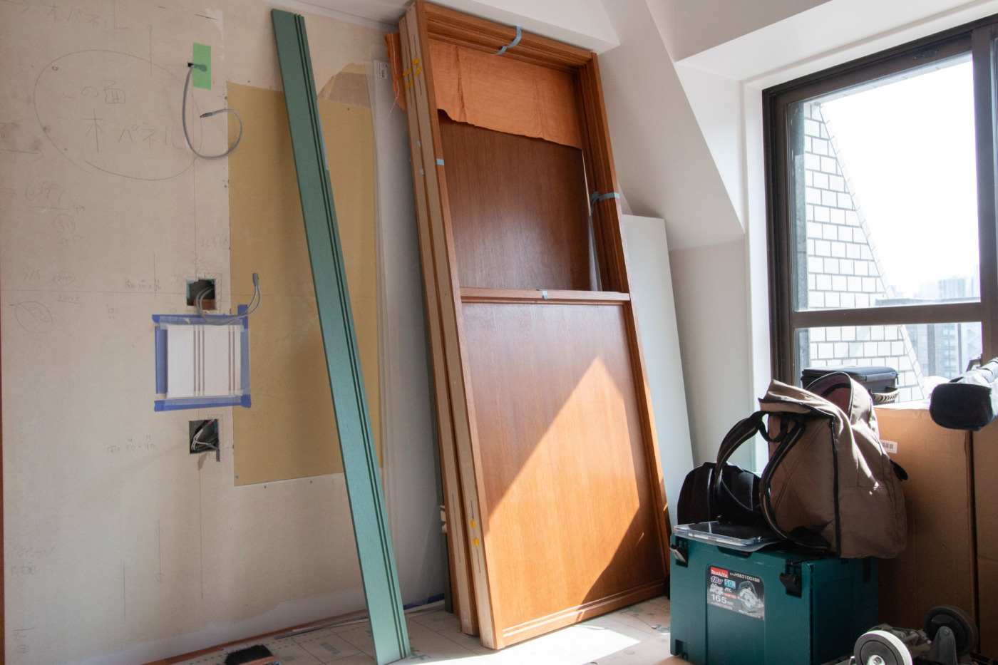 ぽっかり空いている上部にはガラスが入ります。