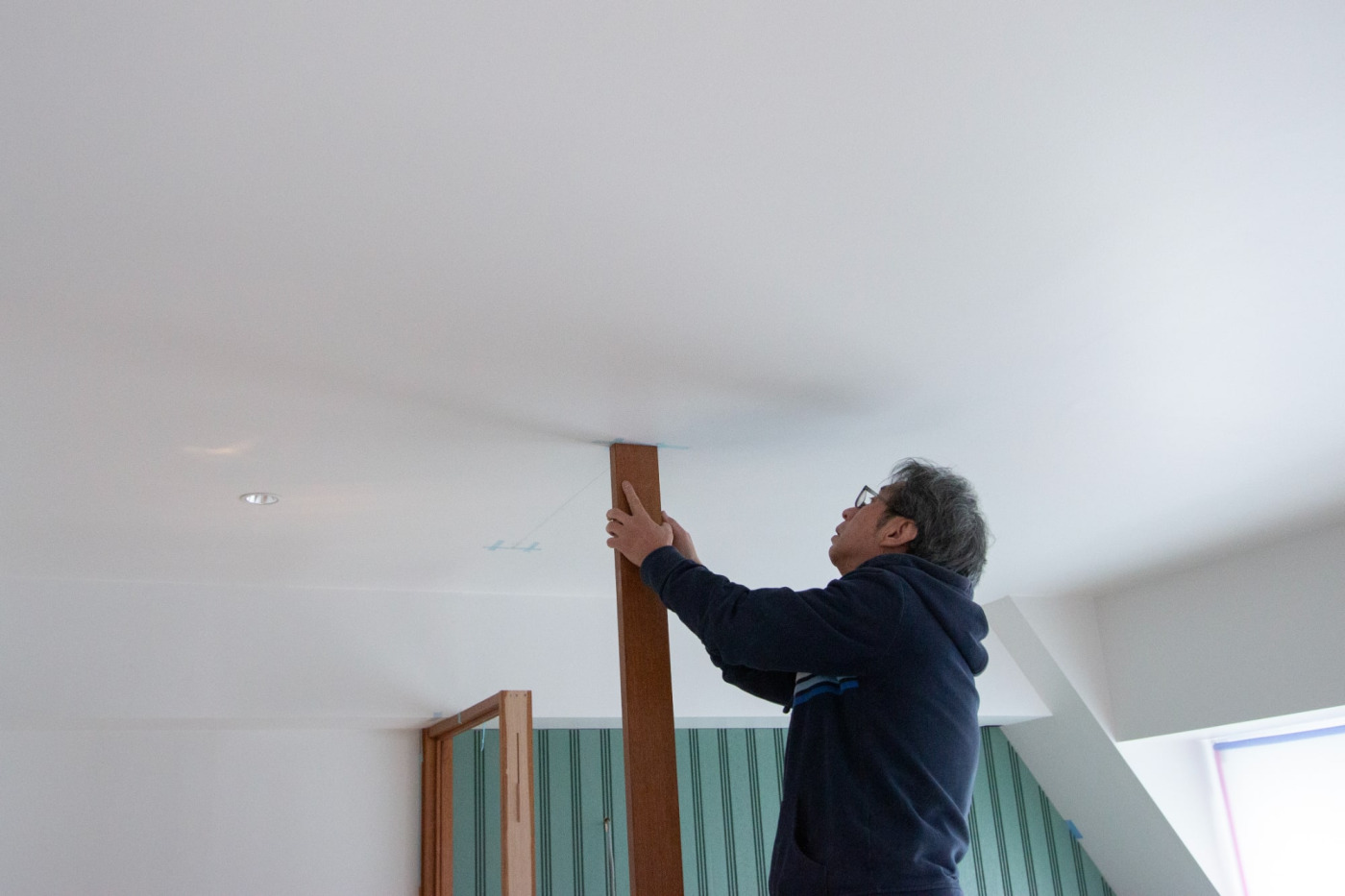 軸材を立てたら、もう一枚の木製パーティションを取り付けます。