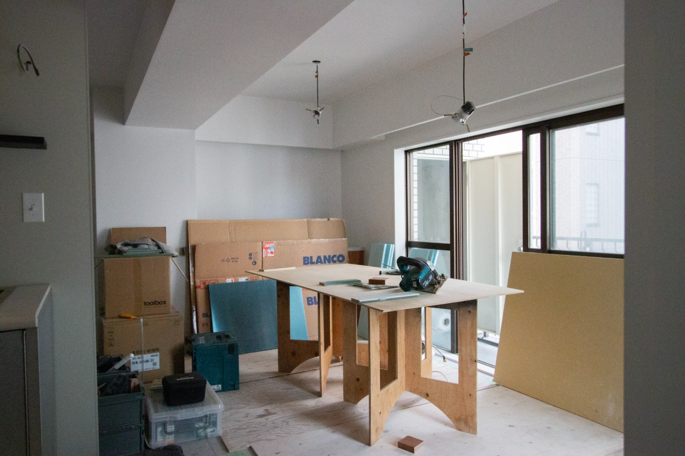 「現場感」たっぷりのこの空間が、どう変わるのか。