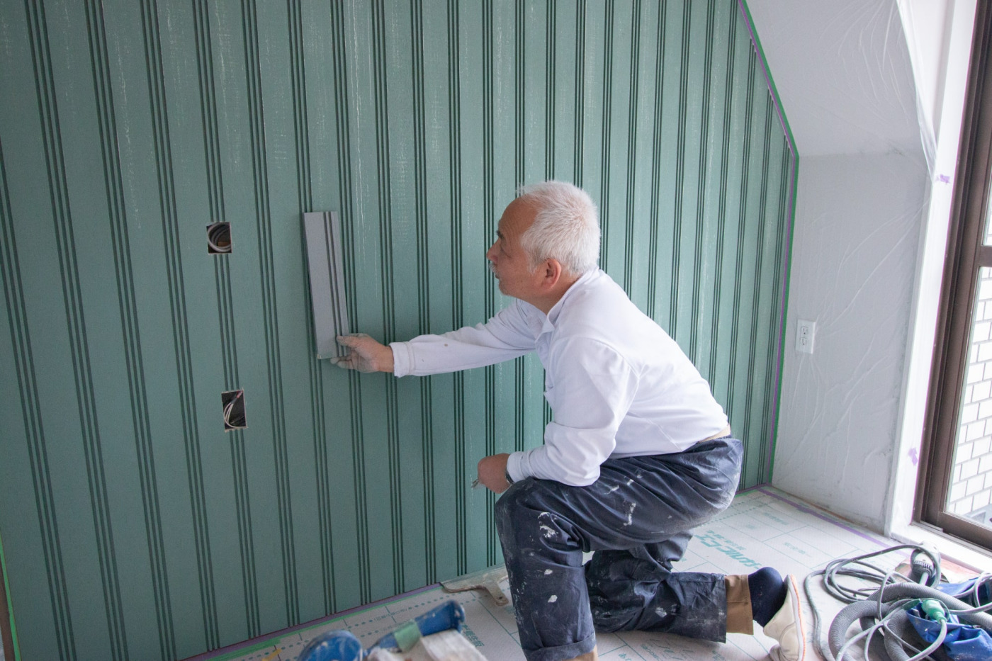 「あのスチールドアの色との相性を考えると、このグレーいいよね」と快く再塗装に応えてくれる職人さん。