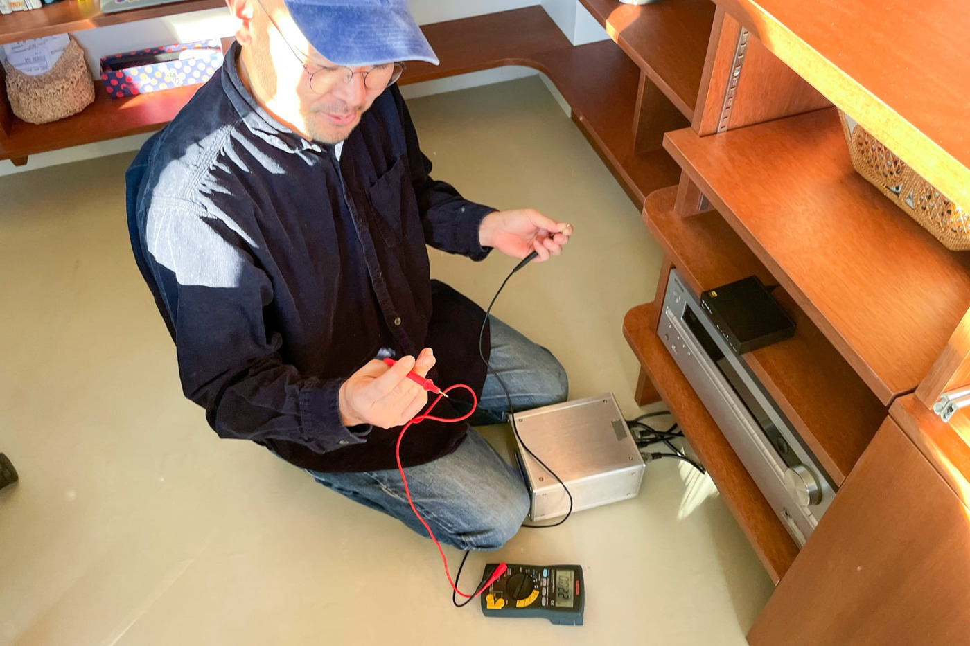 「テスター」とは、電圧、電流、抵抗などが測定できる計測器。赤と黒のコードが伸びています。