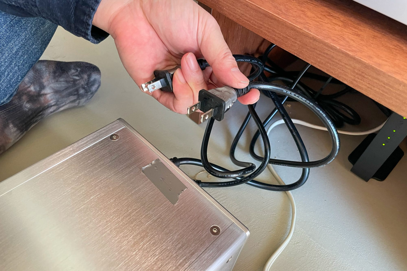 これは一般的な2芯のコンセント。向きが分かるよう、根本にテープを巻いてメモ書きをしています。