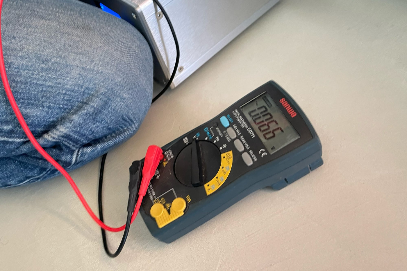 コンセントの向きを逆にしてみると「66」の低い数値に下がりました。