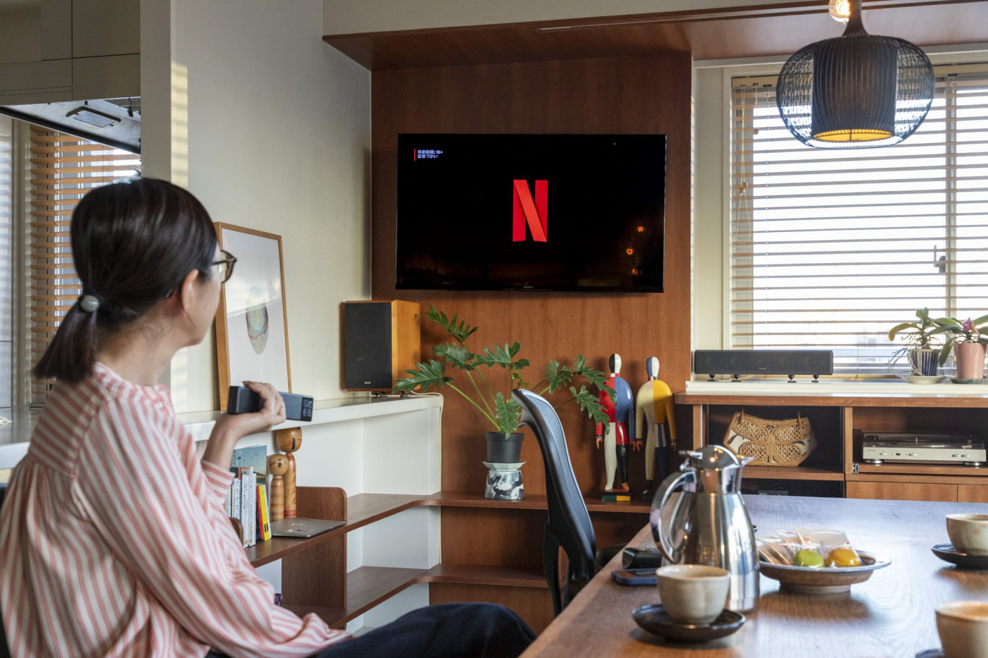 背面にもスピーカーがあるので、前後からの音に包まれNetflixオープニングのじゃじゃーんの音が映画館のように。