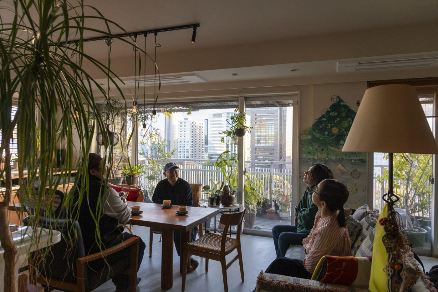 前面と背面のスピーカー含め、このソファで一番いい音が鳴るよう調整しました。みんなここで浸って天井を向きがちらしい（笑）。