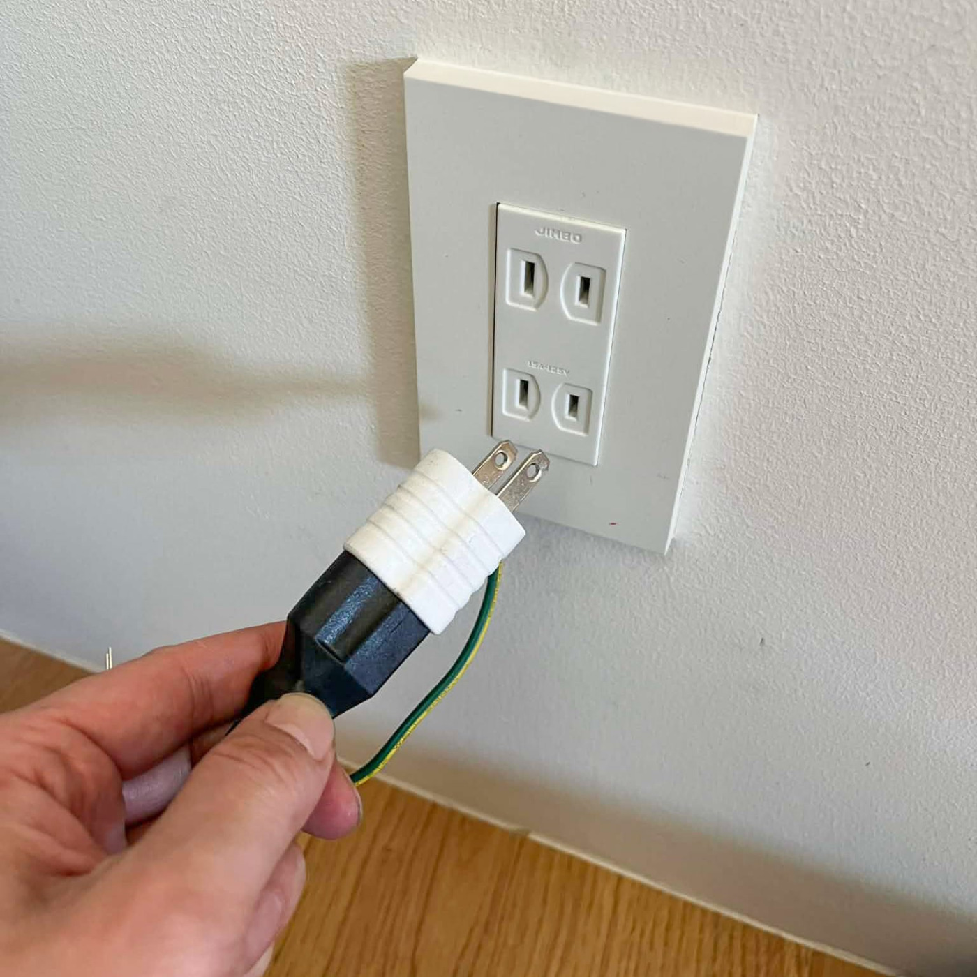 この状態にするとコンセントの挿す向きを上下ひっくり返して試せます。