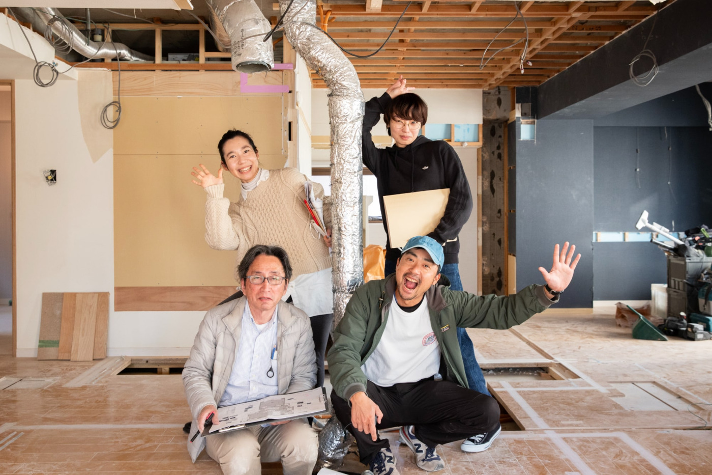 『studyroom#2』のメンバー。工事班の一杉（前列右）がプロジェクトマネージャーを務め、施工管理を田井（前列左）、作図を東（後列左）、商品開発チームの山下が内装設計を担当。