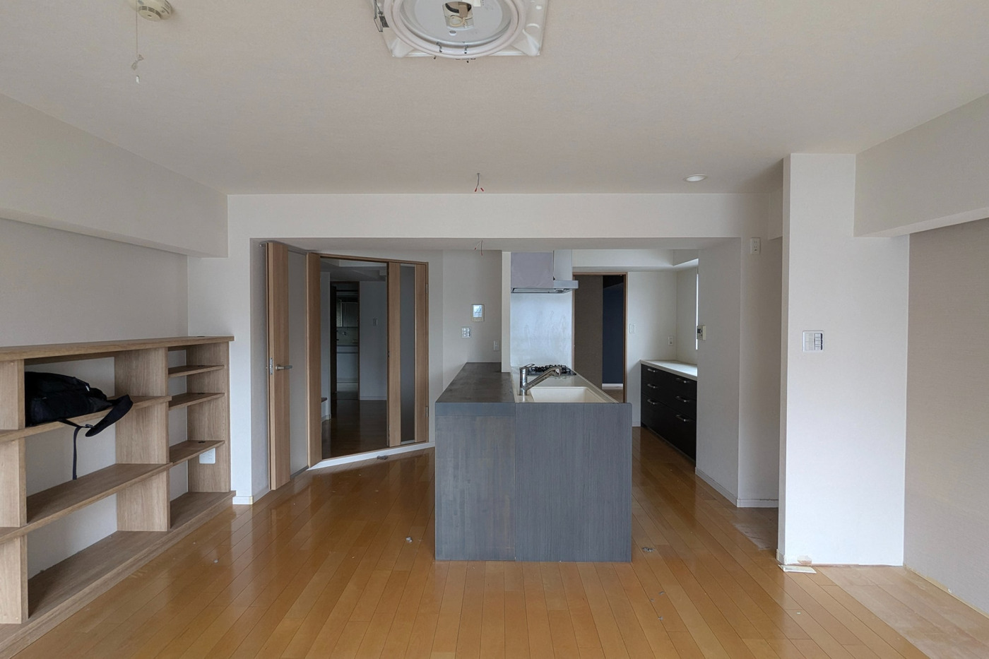 リノベーション前は南側にLDKがありました。天井の低さと梁の存在感で、圧迫感がありました。