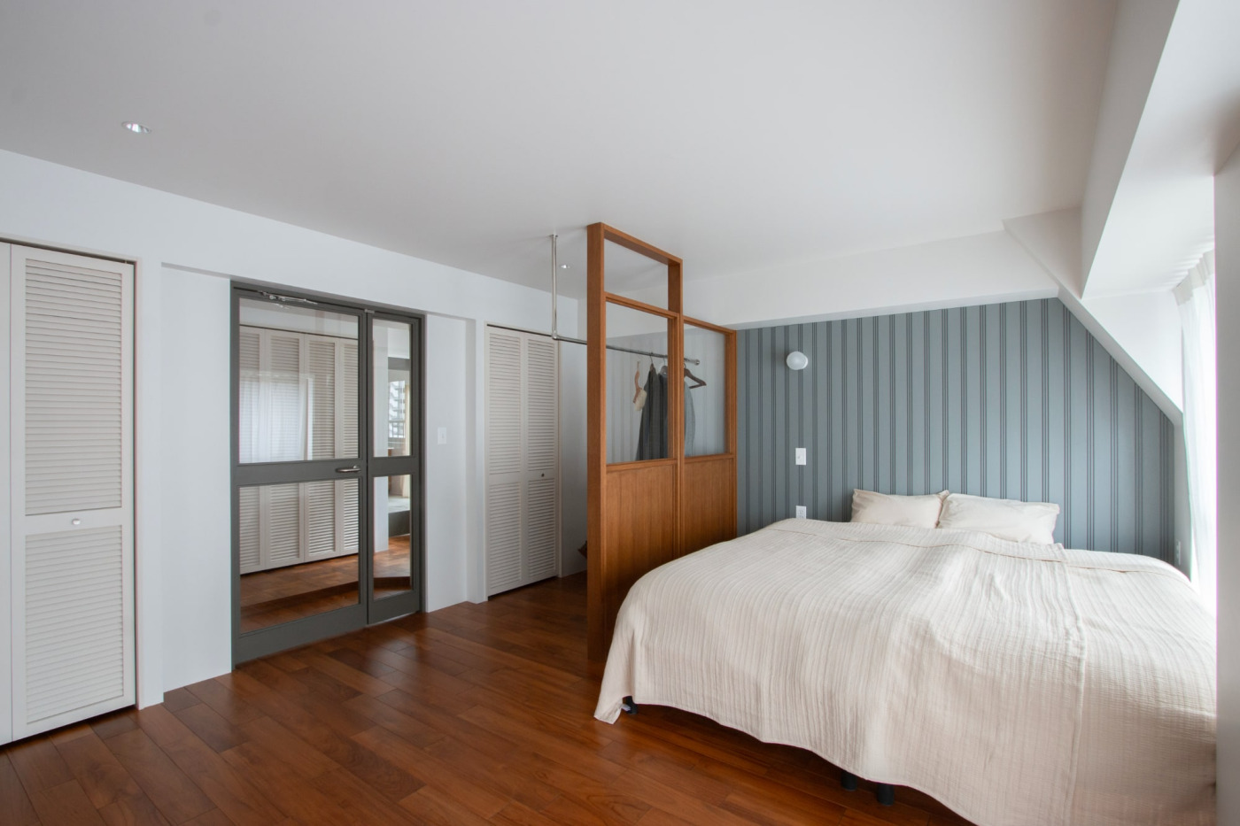 開発中商品であるスチールドアと木製パーティションの試作を取り入れました。