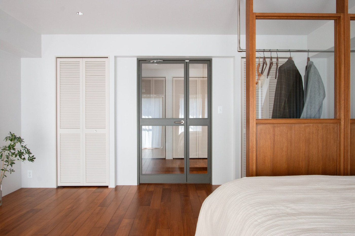 『塗装ルーバー折れ戸』はアイボリーをセレクト。ルーバーのスリットも抜け感を生んでいます。