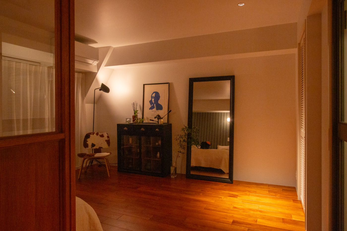 夜、照明をつけた時の様子。天井のダウンライトは光が広がる角度を「中角」にして、収納前を狙って照らす設計にしています。