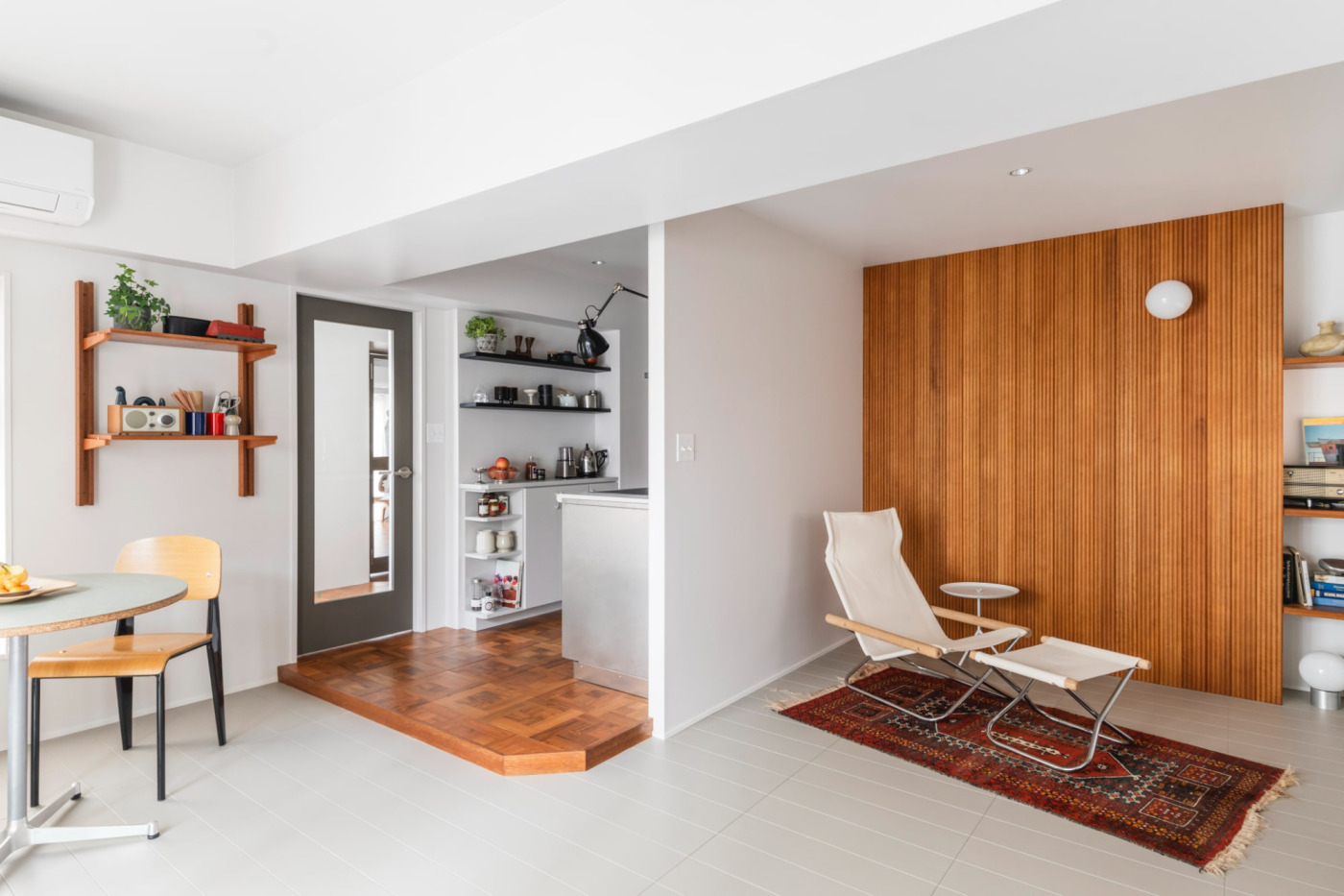 U字型の空間配置だけでなく、グレー、白、「木の色」でメリハリを効かせた空間構成。（撮影：山下弘毅）