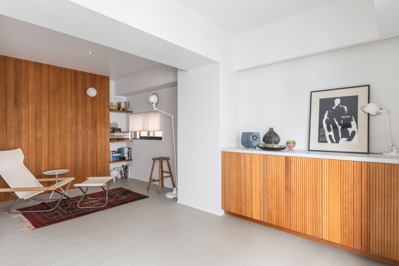 塗りつぶし塗装で「木」の表情を抑えつつ、溝のラインがフローリングっぽさを醸し出すペイント済みフローリングパネル。（撮影：山下弘毅）