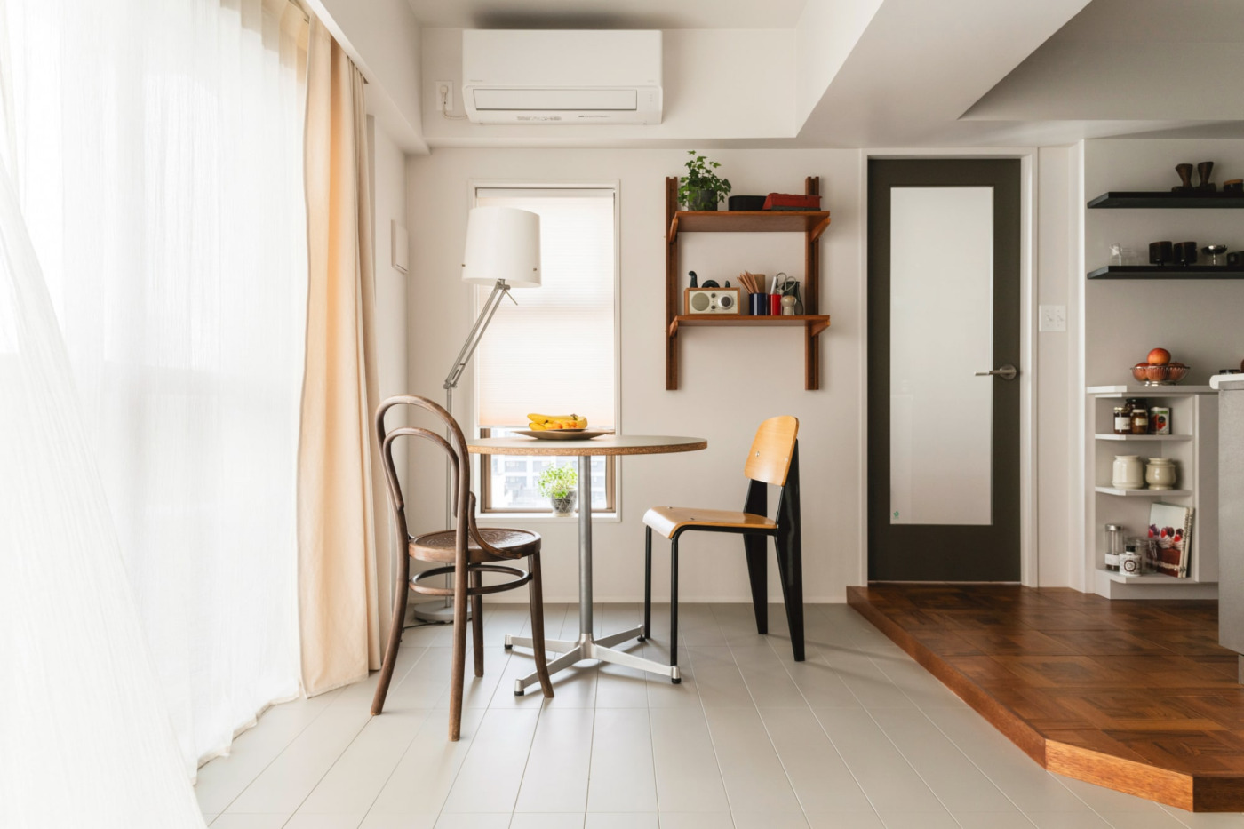 物を書いたり読み物をしたり。意外と色々な作業をするダイニングには、収納があると嬉しいもの。（撮影：山下弘毅）