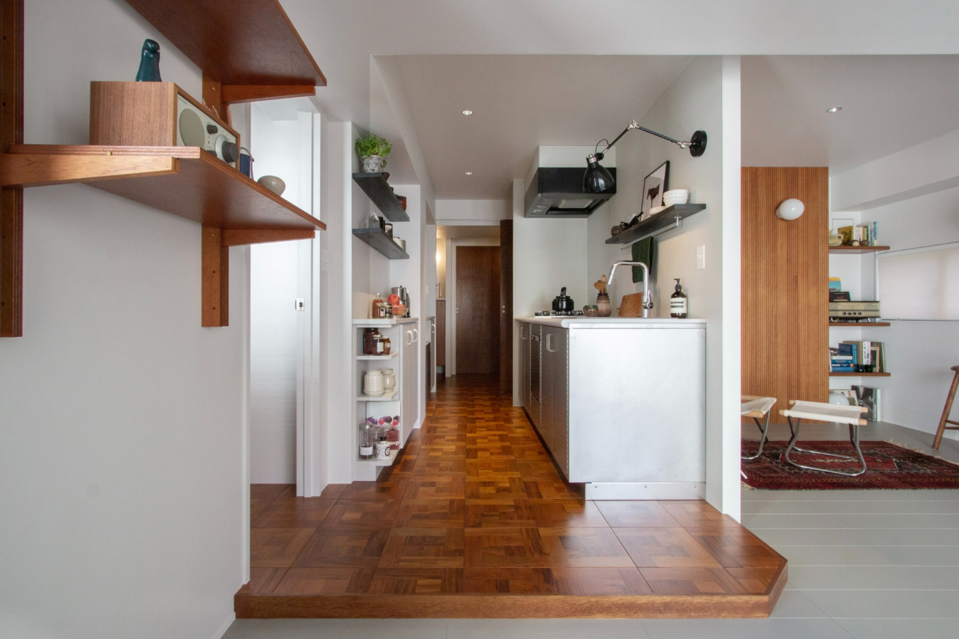 キッチンの奥は玄関ホール・トイレ・洗面脱衣所につながっており、引き戸で仕切ることもできます。