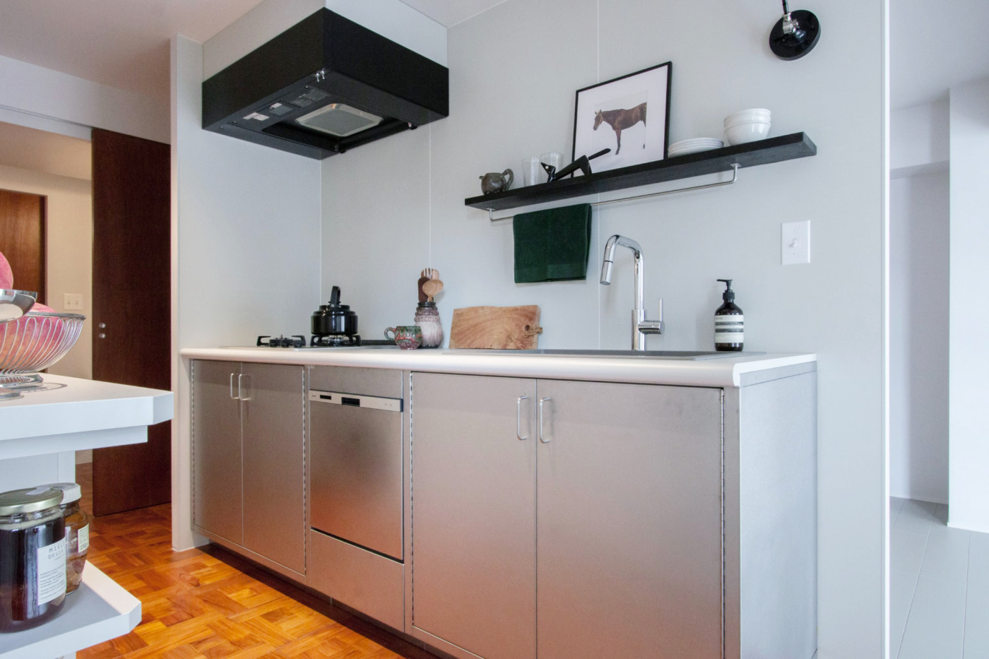 開発中のステンレスキャビネットは、バイブレーションの静かな表情と、業務用的なフォルムやディティールとのギャップがポイント。