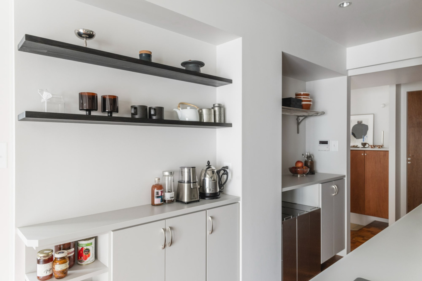 棚受けが露出しないインロー棚は、軽やかな見た目。収納扉には『T番把手』を取り付けました。（撮影：山下弘毅）