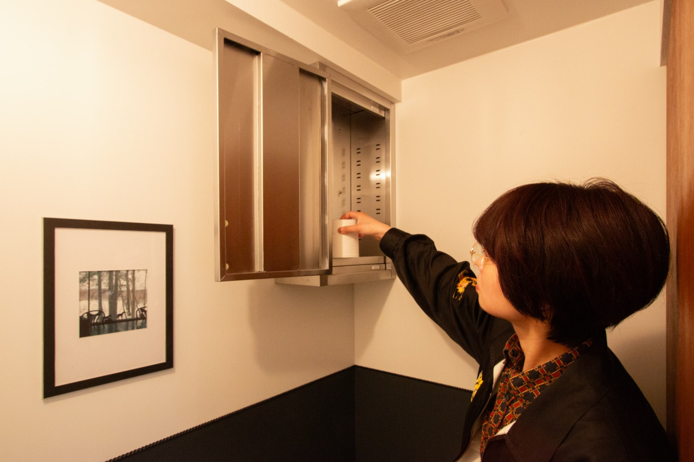 トイレに設置したキャビネットは試作として作ったもの。キッチンの下台とお揃いの仕様です。