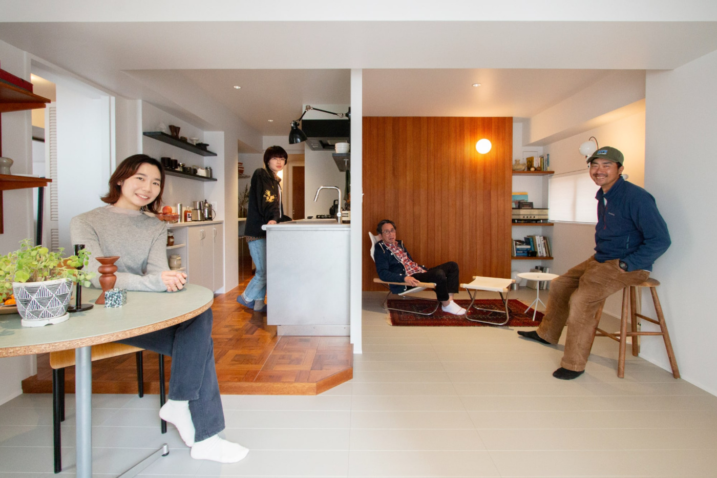 プロジェクトメンバーで記念撮影！『studyroom#2』は現在販売中で、東京R不動産で紹介しています。素敵な住まい手さんに暮らしてもらえますように。