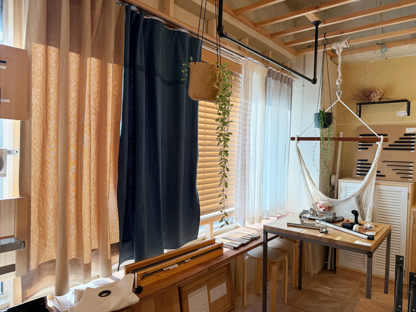 4月 PICK UP展示「心地よい​生地と​手仕事の​カーテンたち」5