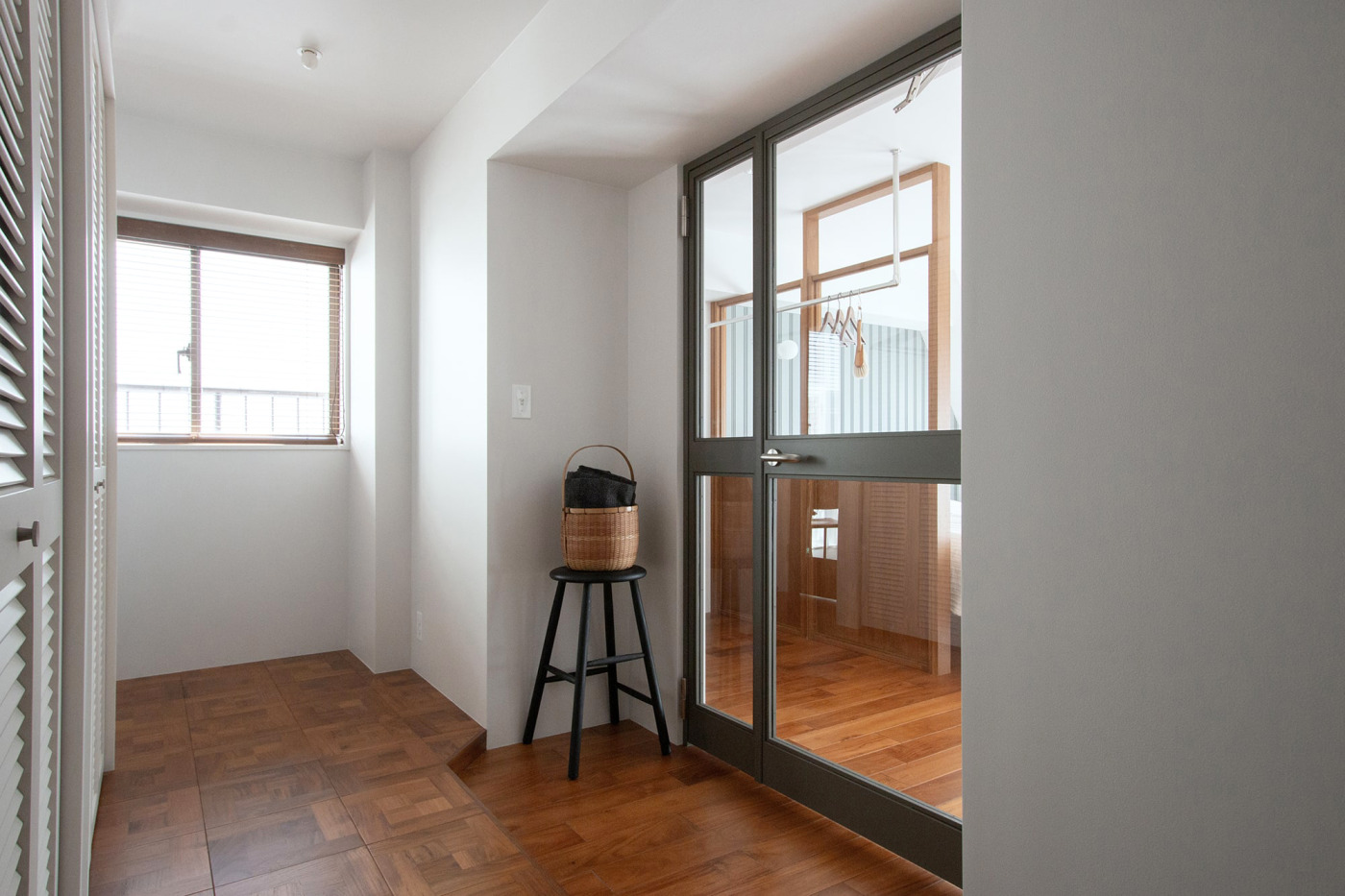 廊下の床は『チークウッドフローリング』のパーケットにして変化をつけています。