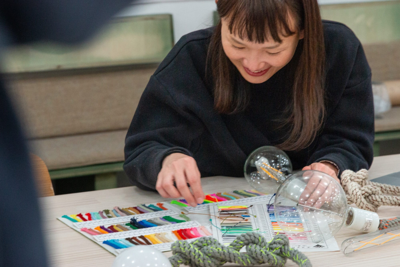 配色のイメージを広げている商品開発担当。「ま、迷う……」と思わず笑顔に。