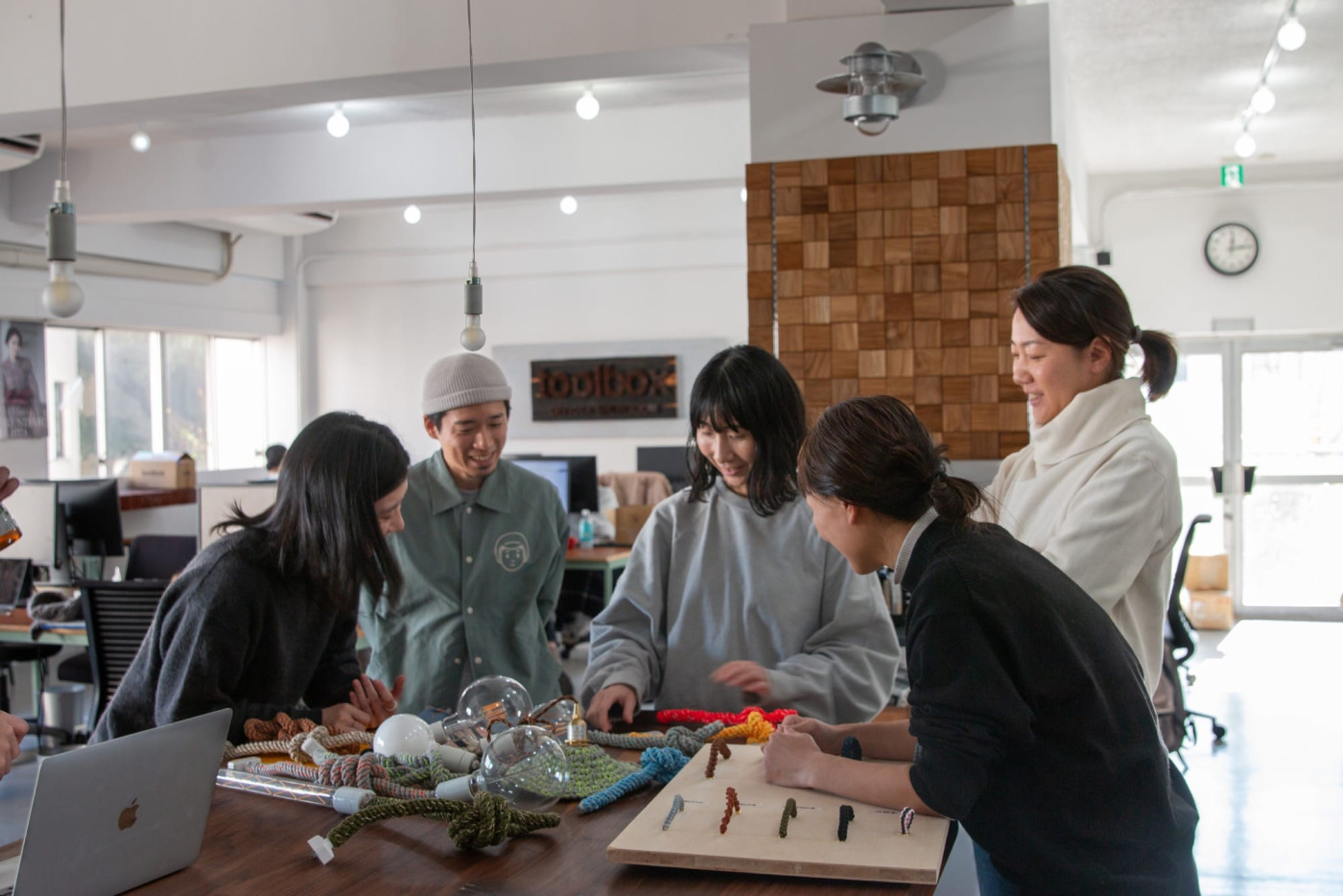 社内でサンプルを広げただけで、スタッフの人だかりが（笑）。会場でも、こんな風に皆さんと盛り上がれるシーンが生まれたら嬉しいです！
