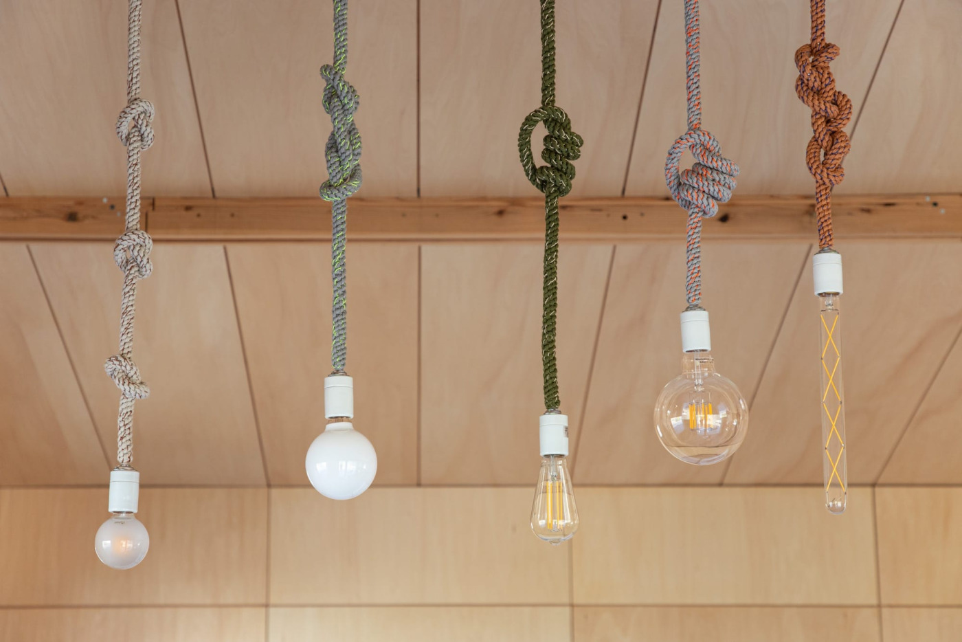 手編みのニットで包み込んだ、ロープのようなコードが主役の「手編みロープ照明」。結び方でもアレンジが楽しめる人気アイテムです。