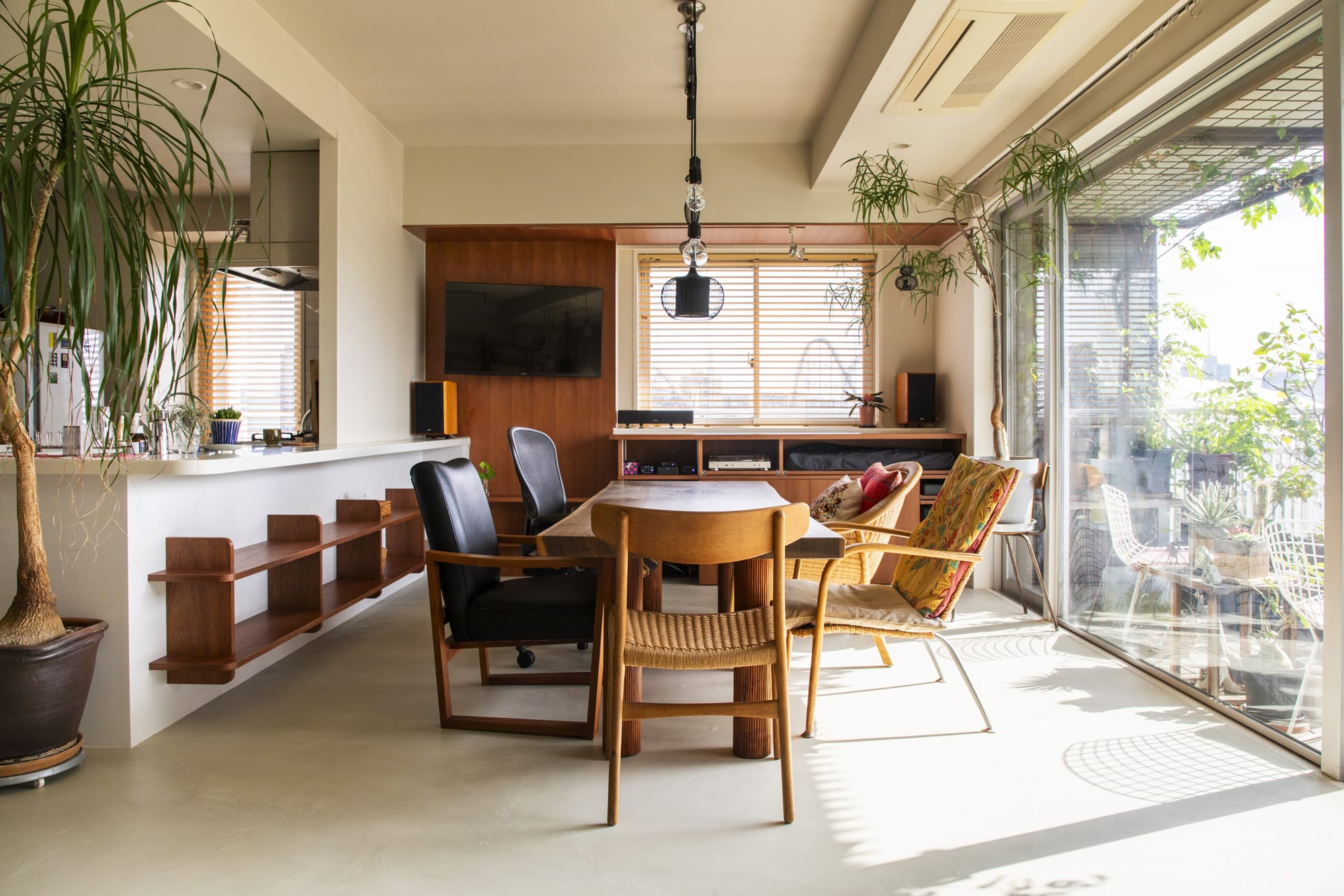 アーリーリタイア後、3回目のリフォーム。いい音で満たされたLDKで、インプットとリラックスが完結する暮らし