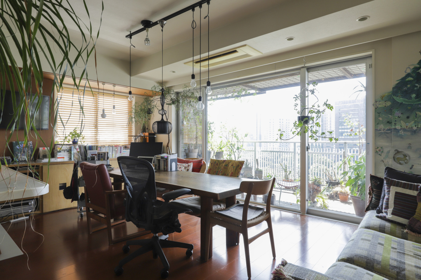 beforeはこちら。素敵な家具とグリーンで飾られた空間です。