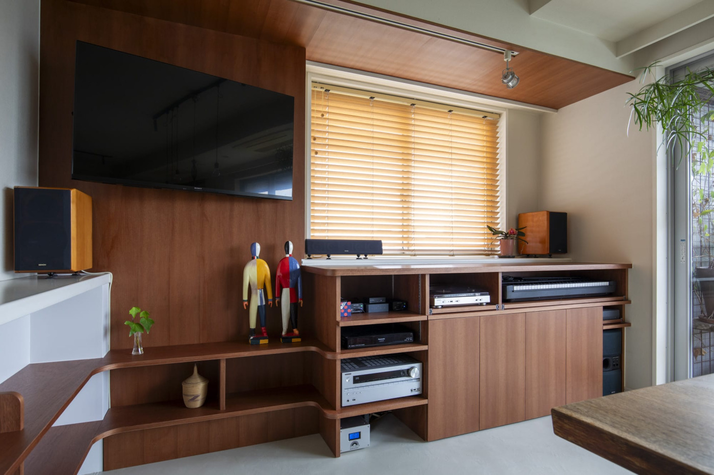 ラワン合板にモアビの木口テープで仕上げた造作家具。