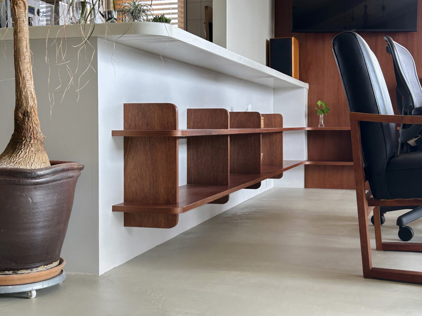 キッチンカウンター下には飾り棚。