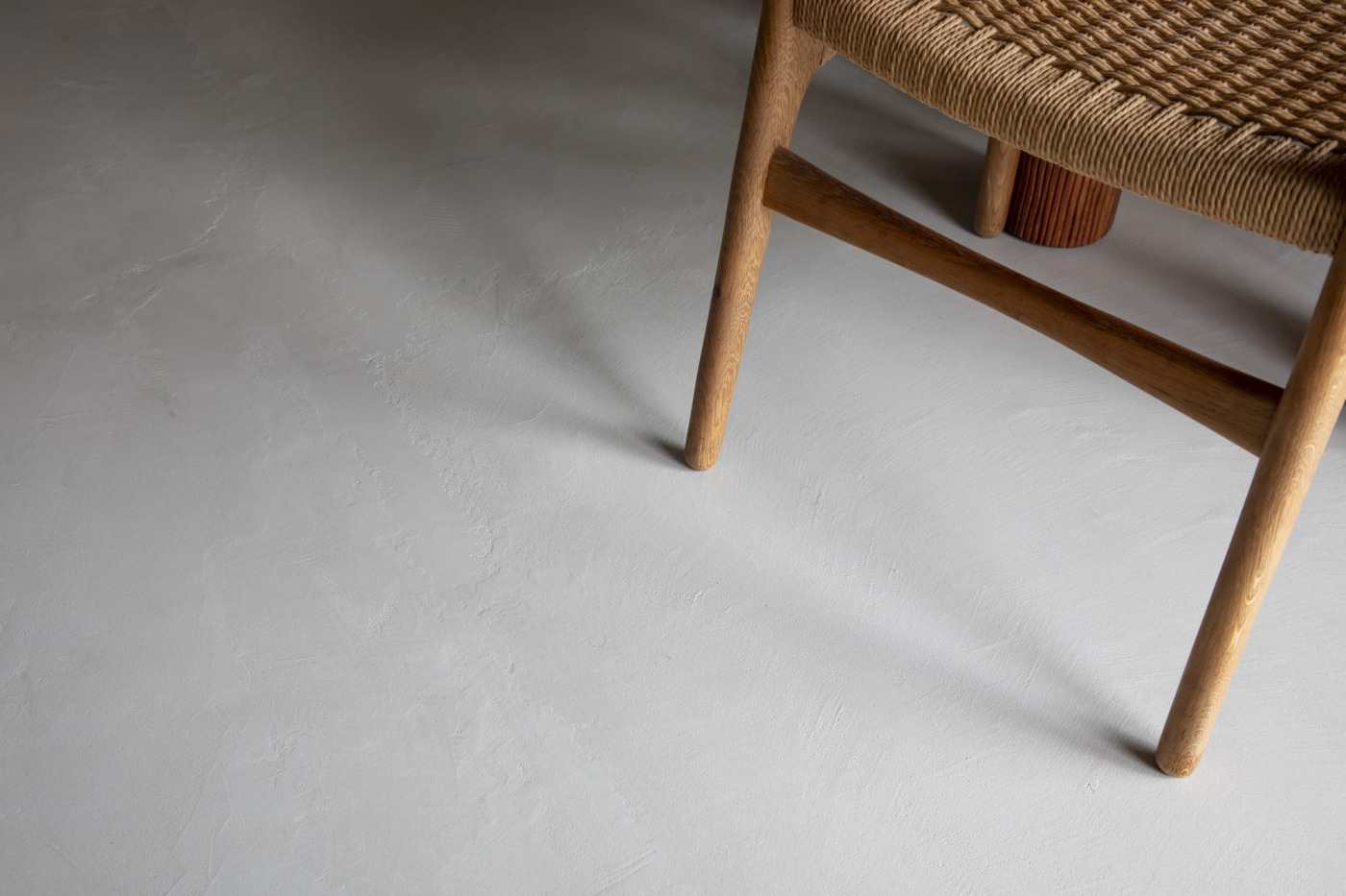 家具の陰影が美しく映える左官仕上げの床。