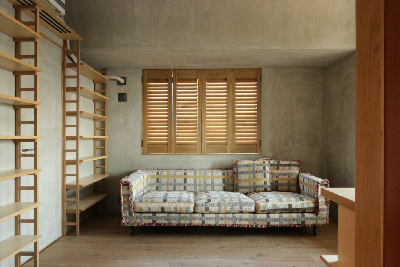 ソファーの上には『ウッドシャッター』を。