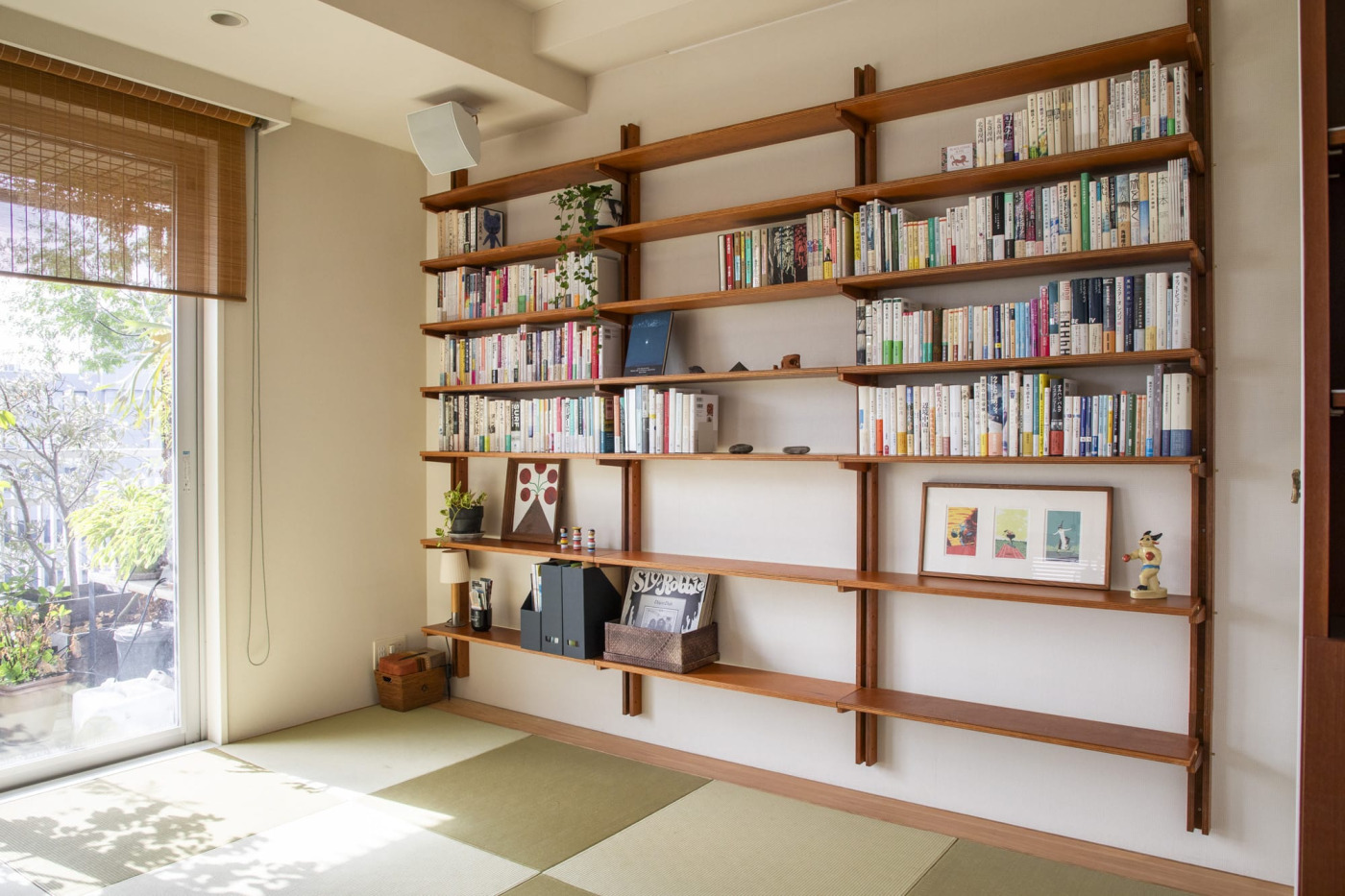 本だけでなく、雑貨や絵などもディスプレイしています。