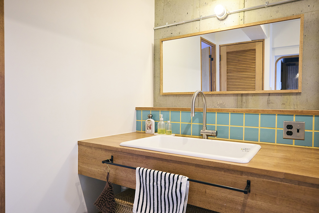 照明には『工業系レセップ』、スイッチ・コンセントには『アメリカンスイッチ』を採用。無機質な素材でバランスをとっています。（撮影：坂下丈太郎）