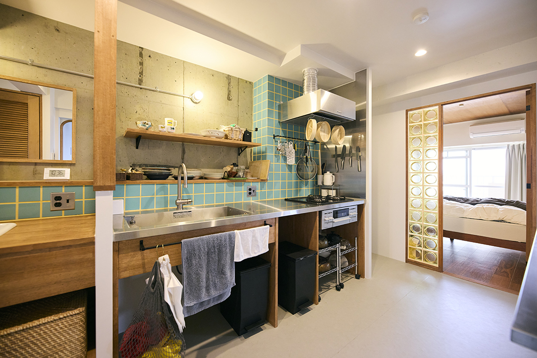 水はねや油はねが気になる部分以外は躯体現しにすることで、段差を収納として活用。（撮影：坂下丈太郎）