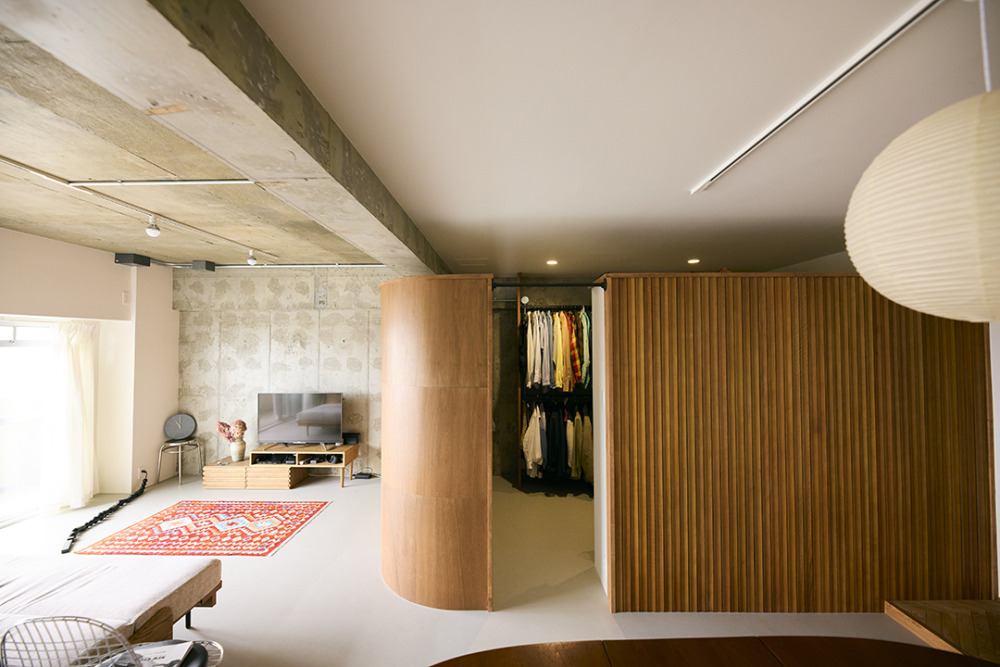 ユニークな仕上げが織りなす、創作的ミッドセンチュリー