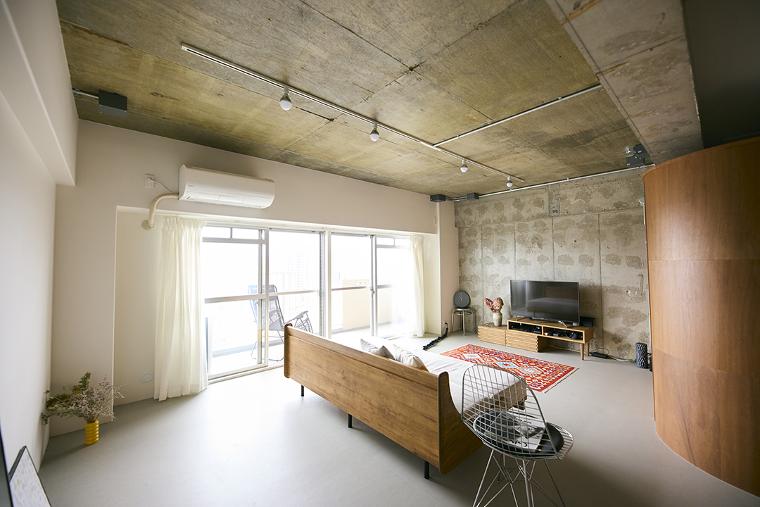 ライティングレールには、裸電球を取り付けられる『ライティングレールプラグ』を。（撮影：坂下丈太郎）