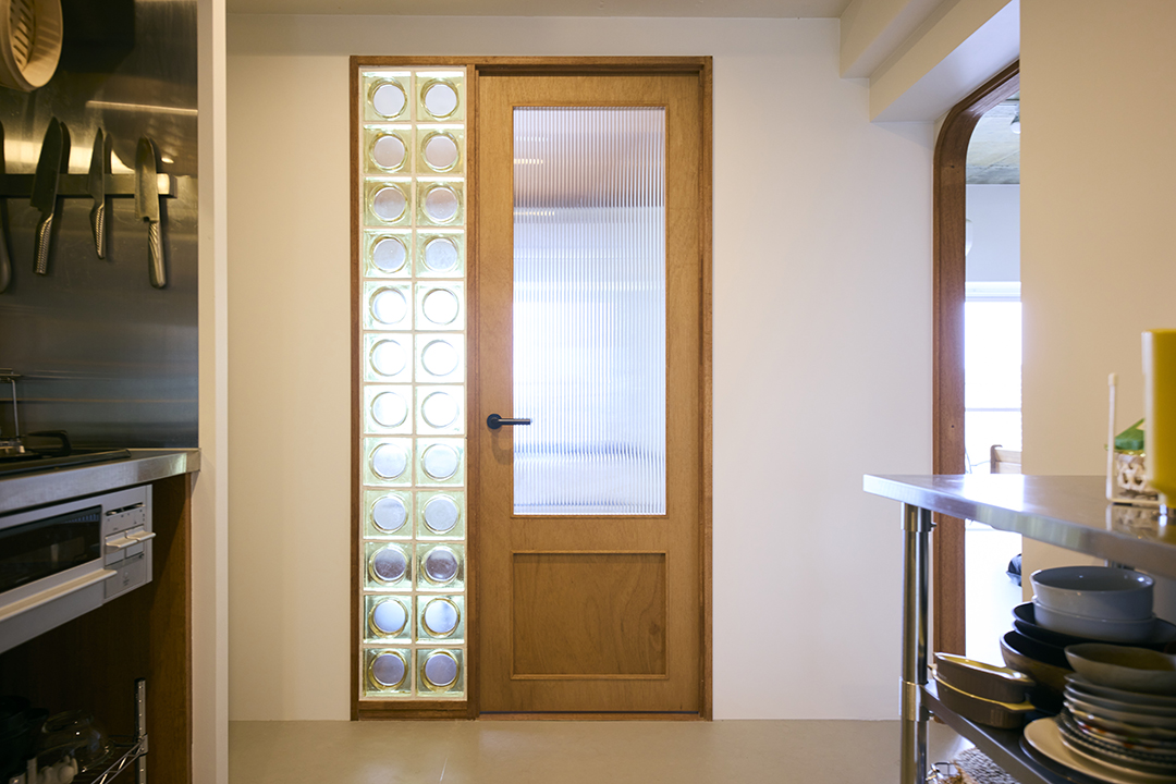 ガラス入りの建具とガラスブロックで採光は十分。（撮影：坂下丈太郎）