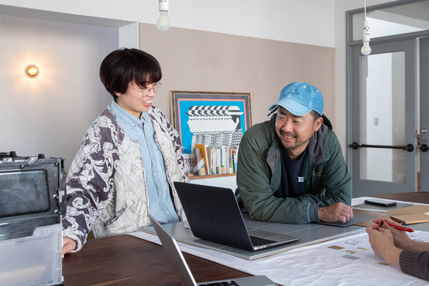 『studyroom#2』の内装設計を手がけた商品開発チームの山下と、基本設計とプロジェクトマネージャーを担当した工事班の一杉。