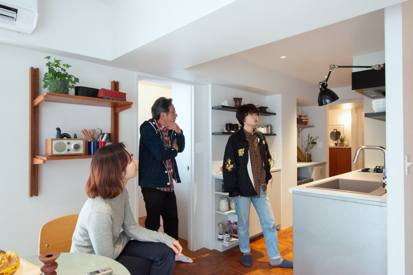 完成した『studyroom#2』にメンバーが集合。山下と共にいるのは、施工管理を担当した工事班の田井（中央）と作図担当の東。