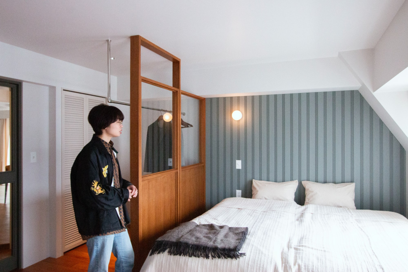 2枚のパーティションを軸材で連結させています。