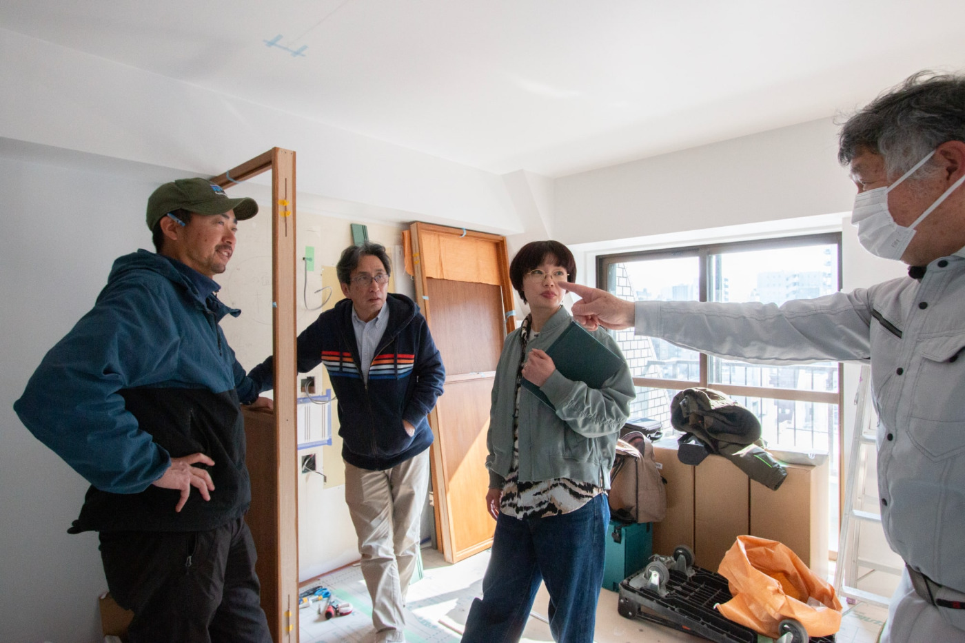 現場では、家具建具工事の職人さんにもヒアリング。施工に携わる職人の声を商品開発担当が直接聞けるのも、今回のプロジェクトならでは。