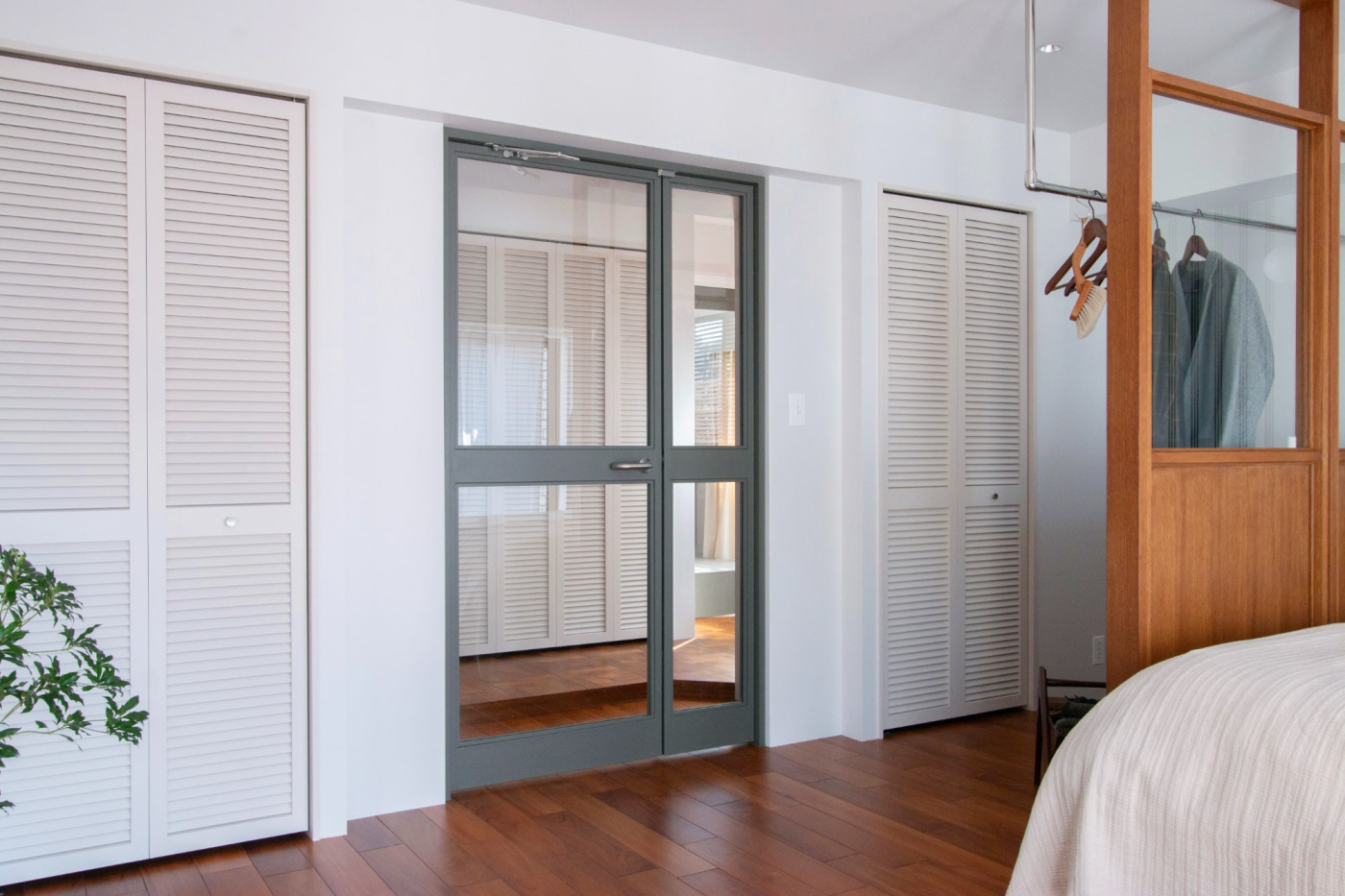 スチール製ならではの重厚感は、ゆったりとした雰囲気づくりや「寝る場所」以外の存在感づくりにも役立っています。