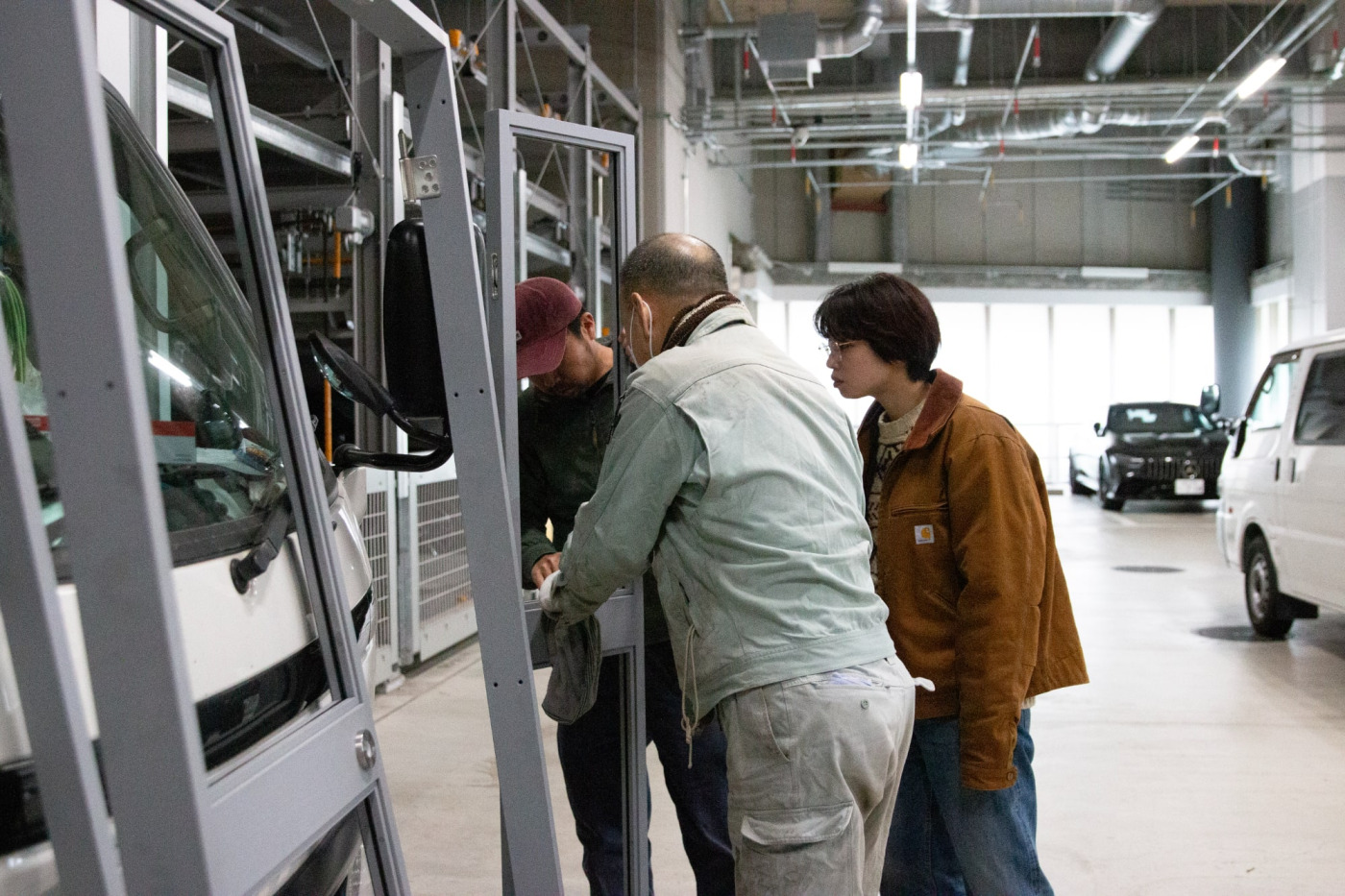 スチールドアの製作をお願いしているのは創業90年を超える金物製造工場。山下が自身のネットワークで見つけてきました。